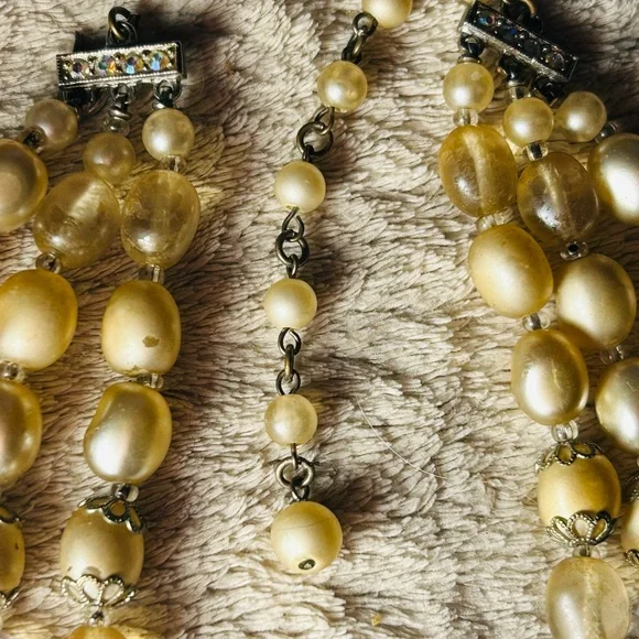 Vintage Faux Pearl and bead Necklace
Hollywood Stylish - Picture 3 of 6
